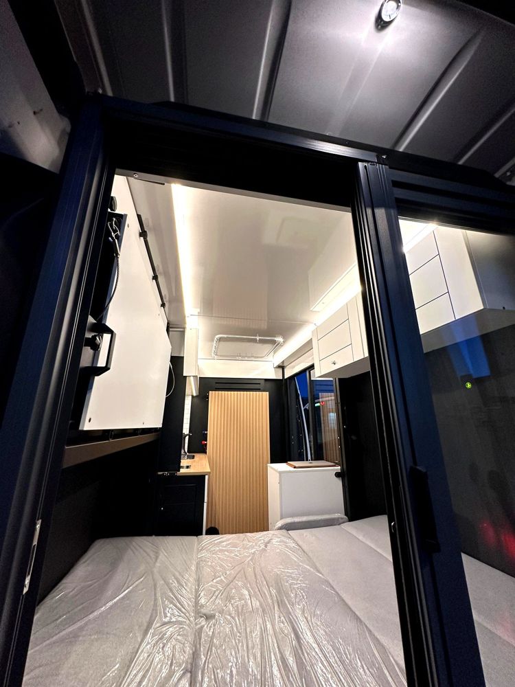 Vue de l'intérieur du module par la porte vitrée